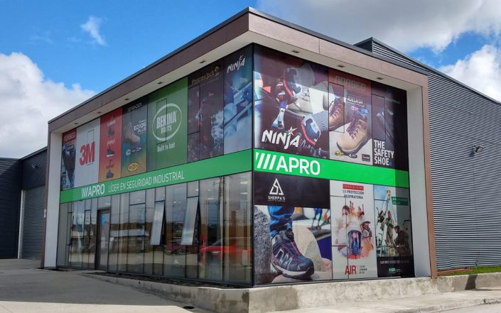 Impresión e instalación de adhesivo window vision para Apro