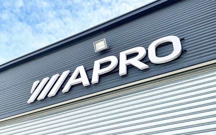 Producción e instalación de letras volumétricas para Apro